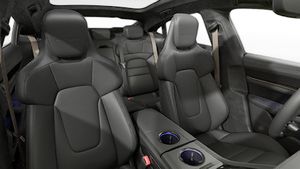 Vista interior de los asientos delanteros del Taycan Turbo S