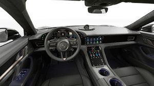 Vista interior que muestra el volante y el salpicadero de Taycan Turbo S