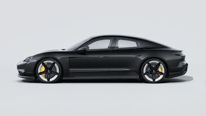 Vista exterior de Taycan Turbo S mostrando el lado izquierdo del coche