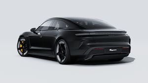 Vista exterior de Taycan Turbo S mostrando la parte trasera y el lado izquierdo del coche
