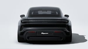 Vista exterior de Taycan Turbo S mostrando la parte trasera del coche