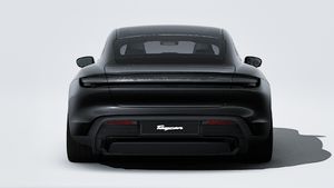 Vista exterior de Taycan Black Edition mostrando la parte trasera del coche