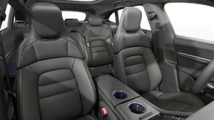 Vista interior de los asientos delanteros del Taycan 4 Cross Turismo