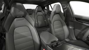 Vista interior de los asientos delanteros del Panamera 4 E-Hybrid