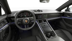 Vista interior que muestra el volante y el salpicadero de Panamera 4 E-Hybrid