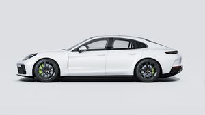 Vista exterior de Panamera 4 E-Hybrid mostrando el lado izquierdo del coche