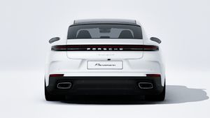 Vista exterior de Panamera 4 E-Hybrid mostrando la parte trasera del coche
