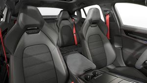 Vista interior de los asientos delanteros del Panamera GTS