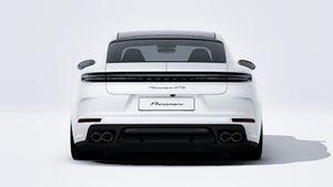 Vista exterior de Panamera GTS mostrando la parte trasera del coche