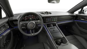 Vista interior que muestra el volante y el salpicadero de Panamera Turbo E-Hybrid