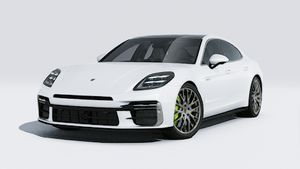 Vista exterior de Panamera Turbo E-Hybrid mostrando la parte delantera y el lado izquierdo del coche