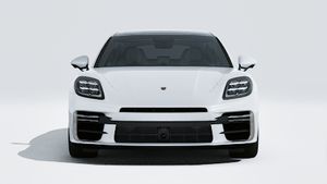 Vista exterior de Panamera Turbo E-Hybrid mostrando la parte delantera del coche