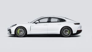 Vista exterior de Panamera Turbo E-Hybrid mostrando el lado izquierdo del coche