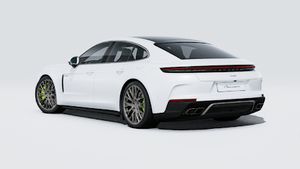 Vista exterior de Panamera Turbo E-Hybrid mostrando la parte trasera y el lado izquierdo del coche