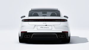Vista exterior de Panamera Turbo E-Hybrid mostrando la parte trasera del coche