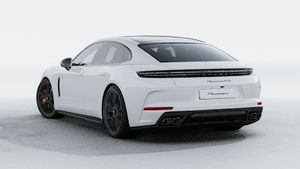 Panamera GTS 的外景，显示汽车的背面和左侧