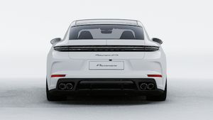 Panamera GTS 外观图，显示汽车尾部