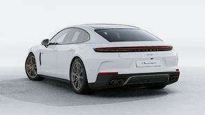 Panamera Turbo E-Hybrid 的外景，显示汽车的背面和左侧