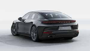 Panamera 尽享版 的外景，显示汽车的背面和左侧