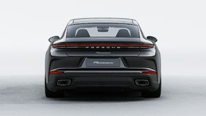 Panamera 尽享版 外观图，显示汽车尾部