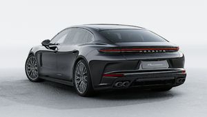 Panamera 隽永版 的外景，显示汽车的背面和左侧
