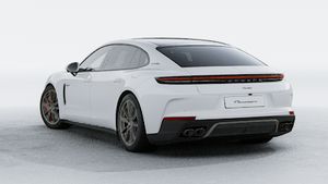 Panamera Turbo E-Hybrid 行政加长版 的外景，显示汽车的背面和左侧