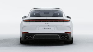 Panamera Turbo E-Hybrid 行政加长版 外观图，显示汽车尾部