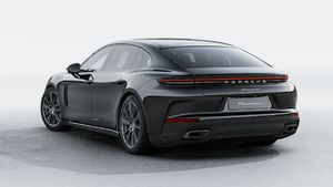 Panamera 行政加长尽享版 的外景，显示汽车的背面和左侧