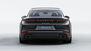 Panamera 4 行政加长尽享版 外观图，显示汽车尾部