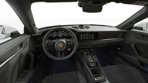 Vista interior que muestra el volante y el salpicadero de 911 Carrera GTS