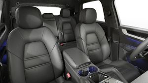 Vista interior de los asientos delanteros del Cayenne S