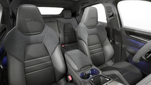 Vista interior de los asientos delanteros del Cayenne GTS Coupe