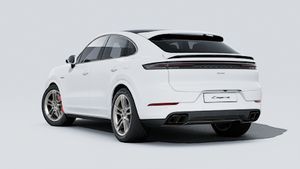 Vista exterior de Cayenne Turbo E-Hybrid Coupe mostrando la parte trasera y el lado izquierdo del coche