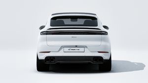 Vista exterior de Cayenne Turbo E-Hybrid Coupe mostrando la parte trasera del coche