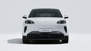 Vista exterior de Cayenne Coupé Electric mostrando la parte delantera del coche