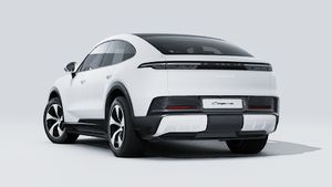 Vista exterior de Cayenne S Coupé Electric mostrando la parte trasera y el lado izquierdo del coche