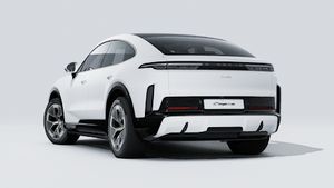 Vista exterior de Cayenne Turbo Coupé Electric mostrando la parte trasera y el lado izquierdo del coche