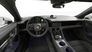 Vista interior que muestra el volante y el salpicadero de Taycan GTS