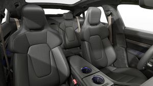 Vista interior de los asientos delanteros del Taycan Turbo S