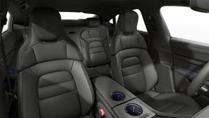 Vista interior de los asientos delanteros del Taycan Black Edition