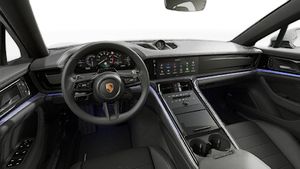Vista interior que muestra el volante y el salpicadero de Panamera 4 E-Hybrid
