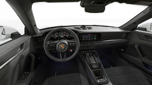 Vista interior que muestra el volante y el salpicadero de 911 Carrera GTS