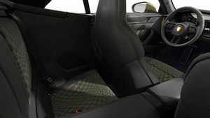 Vista interior de los asientos traseros del 911 Spirit 70