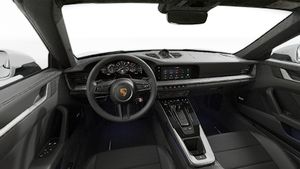 Vista interior que muestra el volante y el salpicadero de 911 Targa 4S
