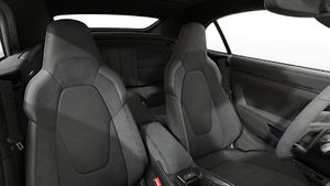 Vista interior de los asientos delanteros del 911 Carrera 4 GTS Cabriolet