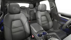 Vista interior de los asientos delanteros del Cayenne S