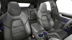 Vista interior de los asientos delanteros del Cayenne S Coupé