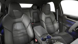 Vista interior de los asientos delanteros del Cayenne Turbo E-Hybrid Coupé with GT Package