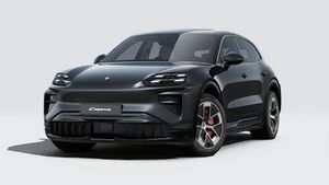 Vista exterior de Cayenne Turbo Electric mostrando la parte delantera y el lado izquierdo del coche