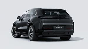Vista exterior de Cayenne Turbo Electric mostrando la parte trasera y el lado izquierdo del coche